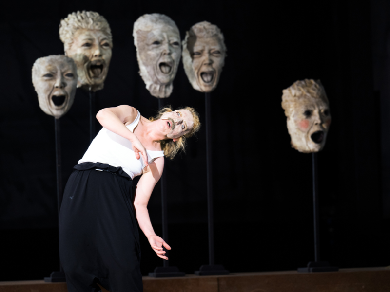 Lina Beckmann in Karin Beiers Inszenierung von Roland Schimmelpfennigs „Laios“ am Deutschen Schauspielhaus Hamburg. Das Stück wurde zu den Mülheimer Theatertagen 2024 eingeladen.
