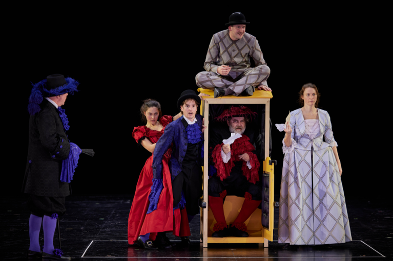 Stefan Suske, Irem Gökçen, Mario Fuchs, Andreas Beck, Elias Eilinghoff und Lisa Schützenberger in „Der Diener zweier Herren".