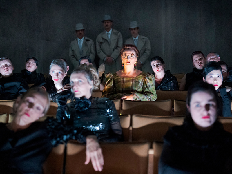 Magdalena Anna Hofmann inmitten des Arnold Schoenberg Chors und Statisten des MusikTheaters an der Wien.