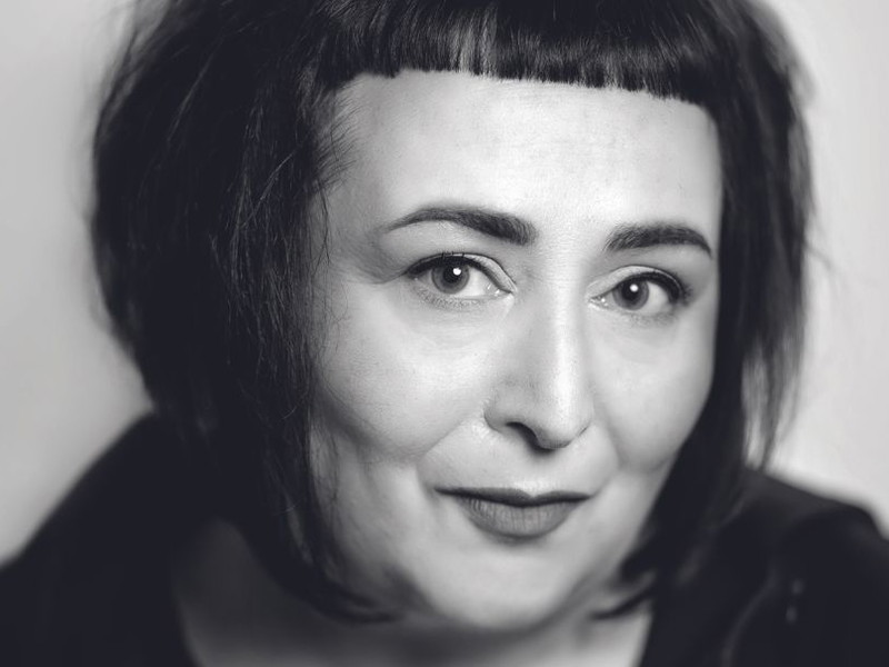 Julya Rabinowich ist eine österreichische Schriftstellerin, Dramatikerin, Kolumnistin, Malerin, Übersetzerin.