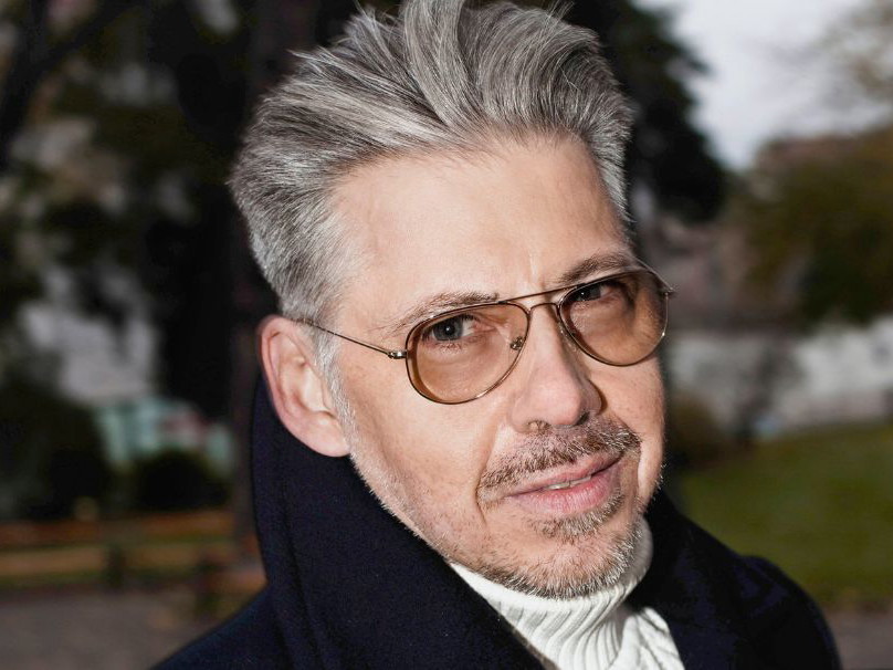 Alexander Strömer startete bereits während seiner Ausbildung am Burgtheater. Unter Claus Peymann war er im Ensemble der Burg. Seit 2017 ist er im Ensemble der Josefstadt. Alexander Strömer ist ausgebildeter Bassbariton und sang im vergangenen Jahr in Nikolaus Habjans gefeierter Offenbach-Inszenierung am MusikTheater an der Wien. Strömer arbeitet auch als Sprecher und spielt in TV- und Kinoproduktionen.