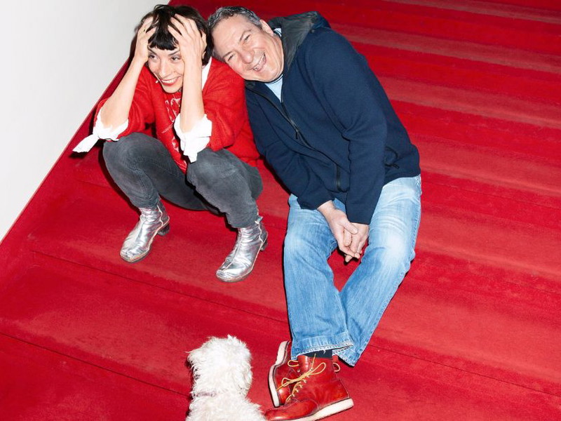 Duett mit Hund. Ruth Brauer-Kvam & Robert Palfrader auf den Stufen der Volksoper. Gizmo, treuer Begleiter der Schauspielerin und Regisseurin, sorgte für die Heiterkeit.