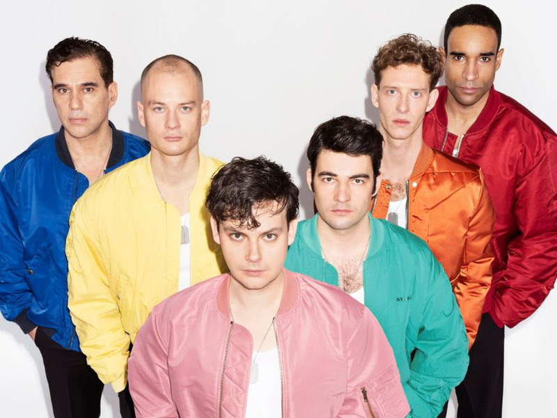 Clemens Ansorg, Robin Jentys, Christian Dobler, Curdin Caviezel und Ludwig Wendelin Weißenberger (von links nach rechts) spielen die jungen Rekruten, Mathias Kopetzki (hinten) ihren irren Ausbildner.