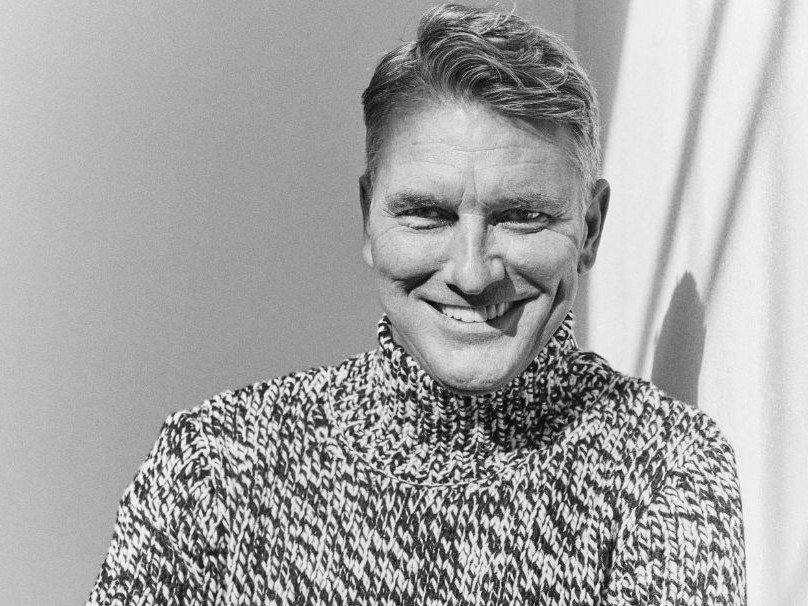Stefan Herheim wird in seiner dritten Saison auch drei Mal Regie führen. Zum einen inszeniert er zur Wiedereröffnung des Hauses an der Linken Wienzeile „Idomeneo“, zum anderen Gottfried von Einems Oper „Der Prozess“ nach dem Jahrhundertroman von Franz Kafka sowie die Uraufführung von Miroslav Srnkas „Voice Killer“ – basierend auf dem wahren Fall eines US-Soldaten, der während des Zweiten Weltkriegs in Australien die Stimme seiner Mutter suchte und dabei mehrere Frauen ermordete. Am Pult des Opernkrimis: Finnegan Downie Dear.