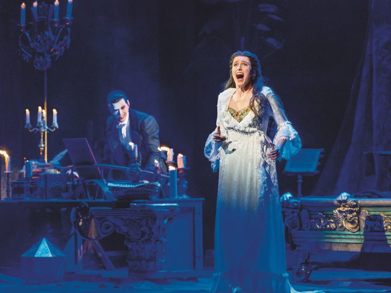 as Phantom der Oper. Allabendlich im Raimund Theater: Lisanne Clémence Veeneman als Christine Daaé und Anton Zetterholm in der Rolle des Phantoms.