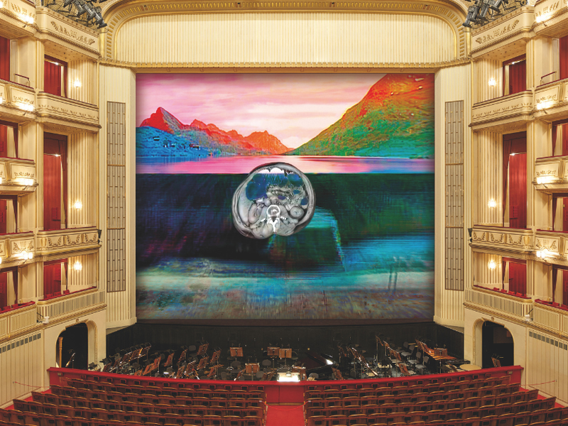 Eiserne Vorhänge können auch künstlerisch genutzt werden. In der Wiener Staatsoper gibt es seit 1998 eine Ausstellungsreihe in Kooperation mit dem museum in progress. Jede Spielzeit wird ein anderes zeitgenössisches Werk präsentiert. Hier zu sehen: „Bauchhöhle überfliegt Staumauer“ von Pipilotti Rist.