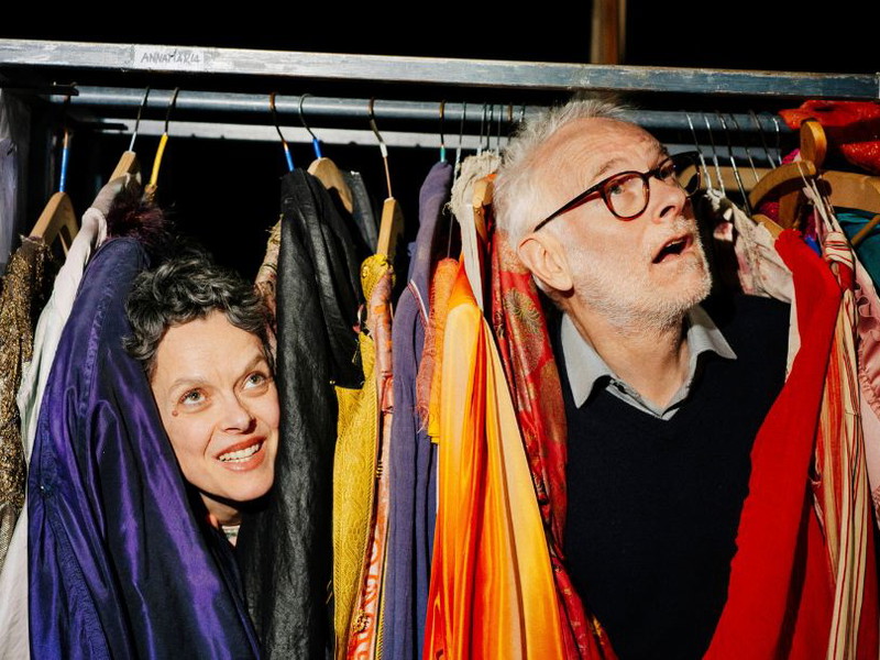 Gesucht und gefunden. Zum vierten Mal begeben sich Schauspielerin Dorothee Hartinger und der schauspielende Regisseur Herbert Fritsch in der Probenarbeit gemeinsam auf die Suche.