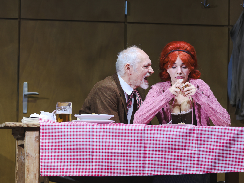 Günter Franzmeier als Steisshäuptl und Paula Nocker als Sieglinde in den Kammerspielen des Theaters in der Josefstadt.