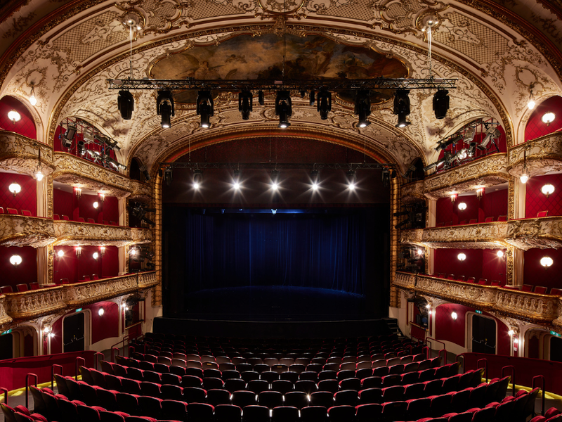 Zuschauerraum und Bühne im Wiener Volkstheater.