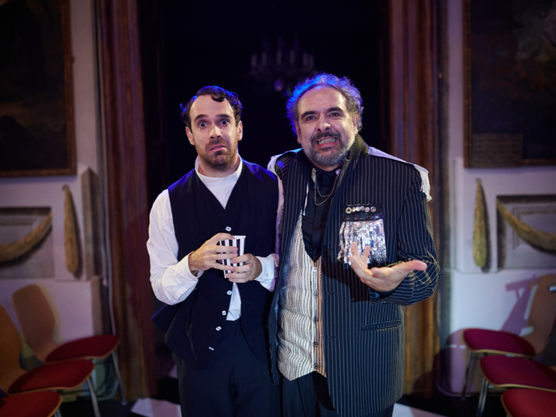 Antoine Amariutei und Emilio Marcucci in Richard Panzenböcks Inszenierung von „I pazzi per progetto”.