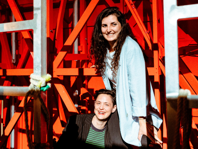 Anna Manzano (li.) und Saliha Shagasi (re.) leiten die Community-Abteilung des Burgtheaters.