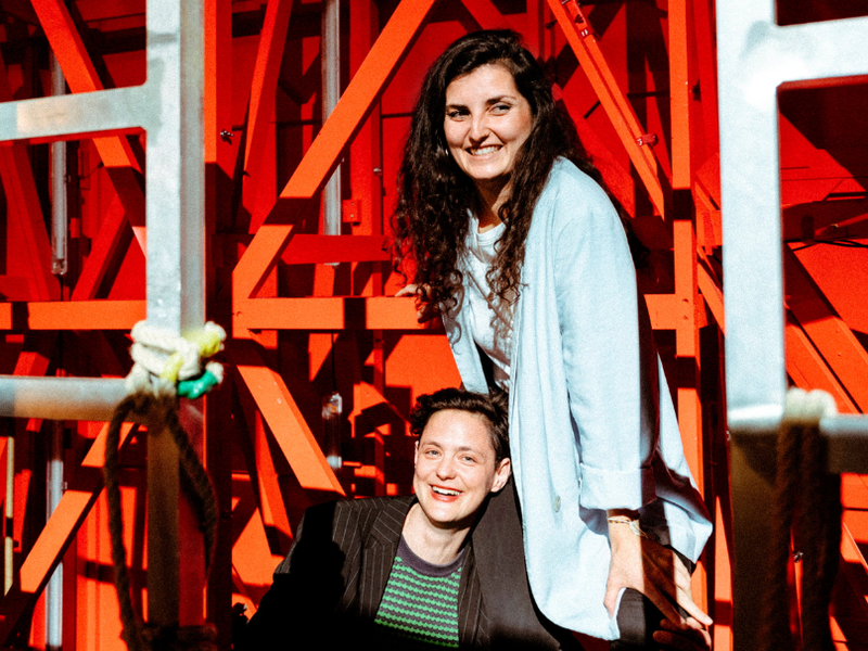 Anna Manzano (li.) und Saliha Shagasi (re.) leiten die Community-Abteilung des Burgtheaters.