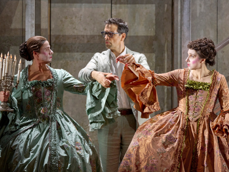 „Così fan tutte“ in der Wiener Staatsoper. Im Bild zu sehen: Markus Werba (Guglielmo), Luca Pisaroni (Don Alfonso) und Cecilia Molinari (Dorabella).