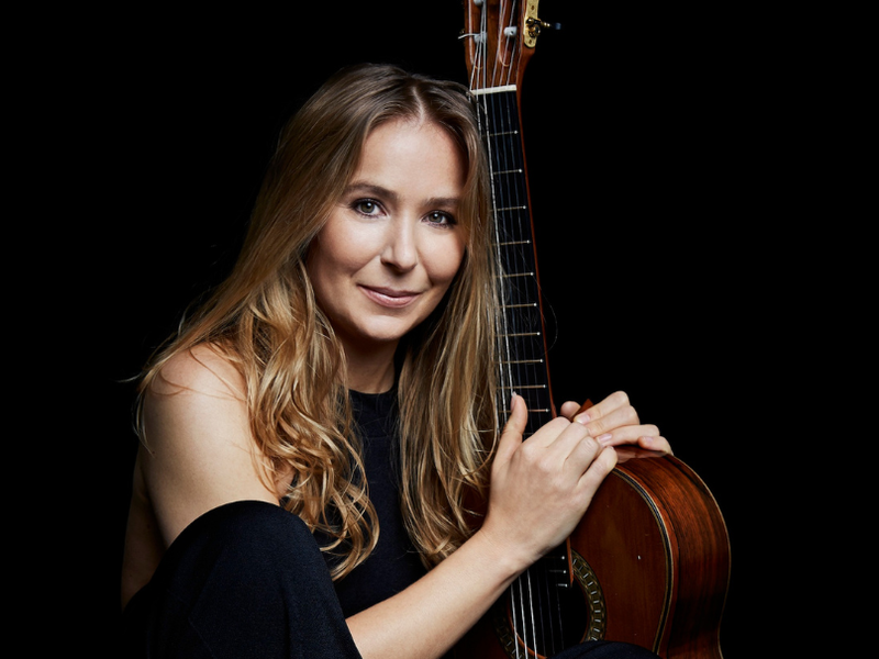 Die aus Kärnten stammende Gitarristin Julia Malischnig bezeichnet sich selbst als Grenzgängerin zwischen Klassik, Jazz, lateinamerikanischer Musik, Soul und Pop.