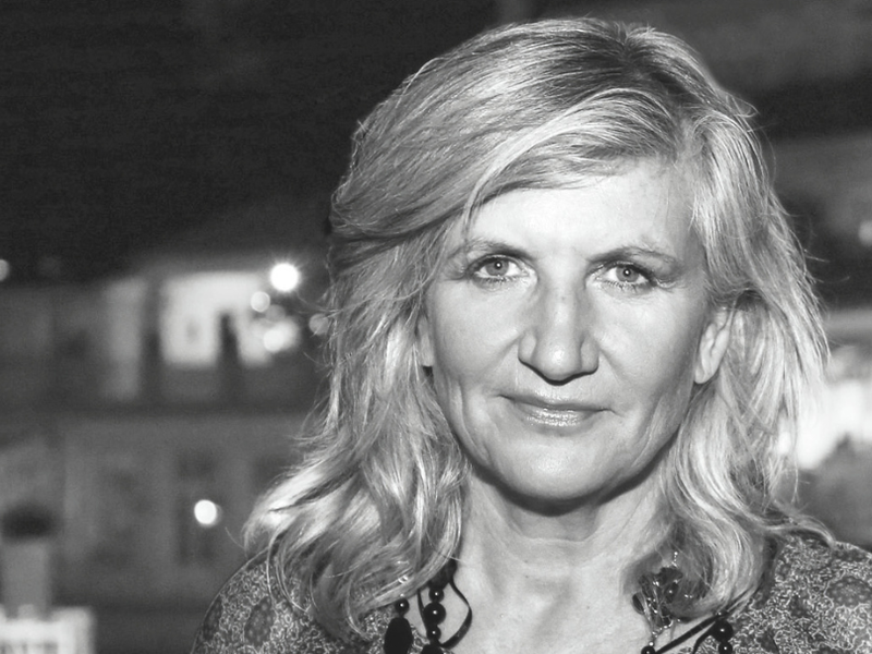 Angelika Hager leitet das Gesellschafts­ressort beim Nachrichtenmagazin „profil“, ist die Frau hinter dem Kolumnen-Pseudo­nym Polly Adler im „­Kurier“ und ­gestaltet das Theaterfestival „Schwimmender Salon“ im Thermalbad Vöslau (Nieder­österreich).