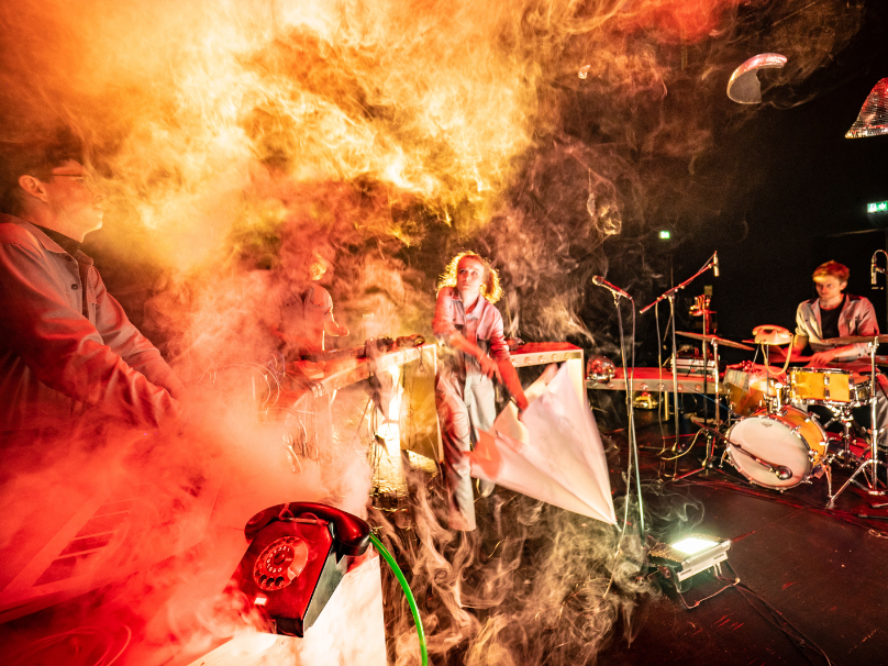„Dream Machine“ von Anke Retzlaff ist eine. Musikperformance aus dem kollektiven Traumarchiv. In einer einzigartigen Mischung aus Theater, Performance und Konzert wird die Welt der Träume bei vollem Bewusstsein gemeinschaftlich erlebbar.