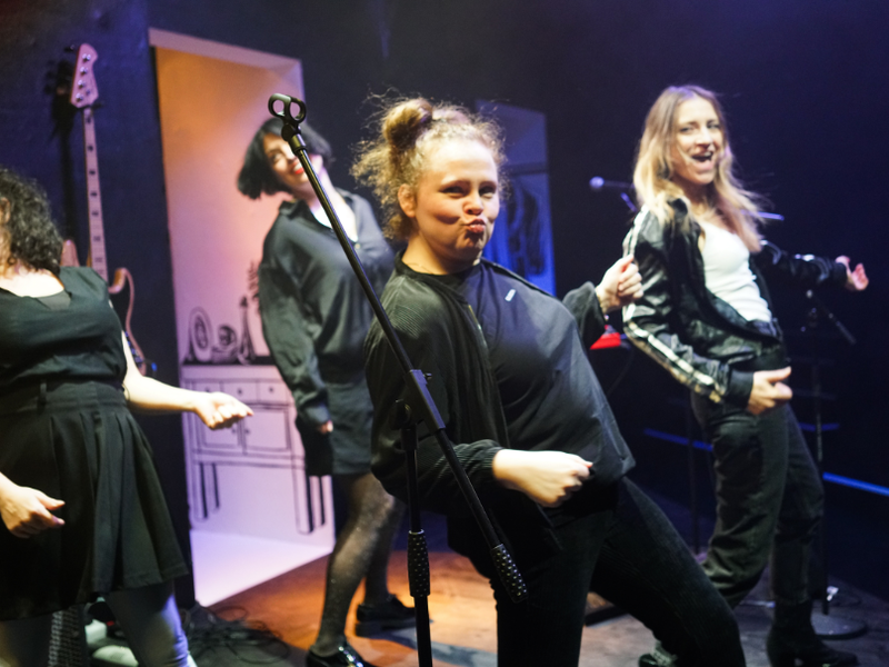„Schäfchen im Trockenen“: Noch bis 1. Februar im Theater Drachengasse.