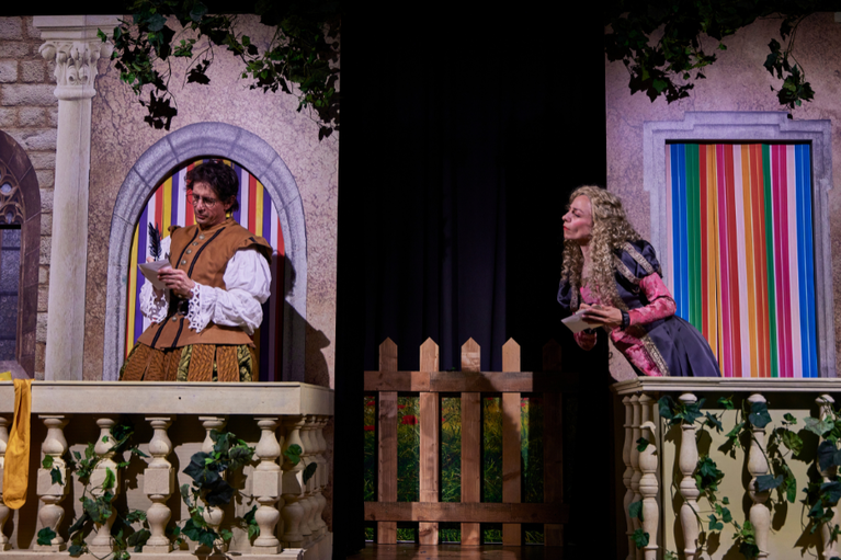 Stefan Lasko und Julia Edtmeier in „Romeo und Julia“.