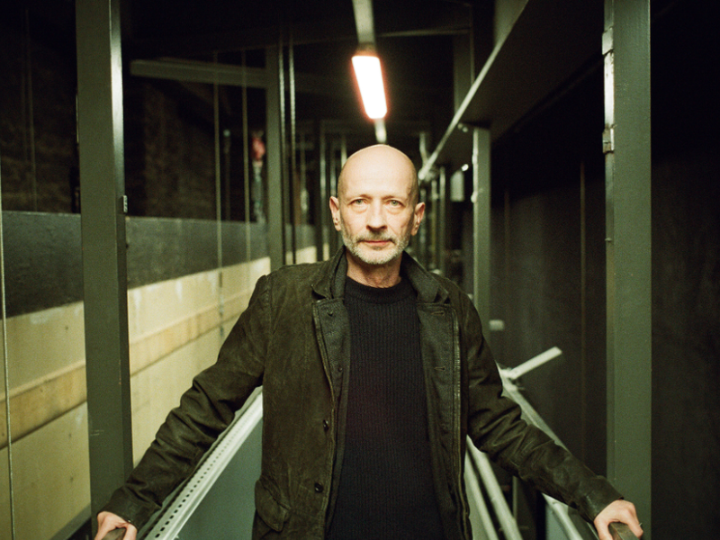 Uwe Rohbeck wurde in Wismar geboren. Er studierte Schauspiel an der Hochschule für Schauspielkunst Ernst Busch in Rostock. Es folgten Engagements u.a. an den Bühnen in Dresden, Salzburg, Heilbronn und Münster. Er war festes Ensemblemitglied am Staatstheater Kassel, von 2010 bis 2020 am Schauspiel Dortmund und seit 2020/21 am Volkstheater Wien.