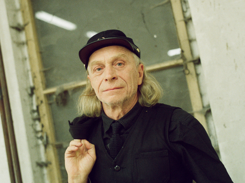 in Bautzen geboren. Erlernte zunächst den Beruf des Kraftfahrers. Studierte Schauspiel an der Theaterhochschule Hans Otto in Leipzig. Es folgten Engagements an den Theatern in Rudolstadt und Greifswald, an der Volksbühne Berlin, der Staatsoper Berlin, am Theater Bamberg, Akademietheater München und am Ballhaus Naunynstraße Berlin.  Von 2011 bis 2020 war Uwe Schmieder festes Ensemblemitglied am Schauspiel Dortmund, dann am Volkstheater Wien.