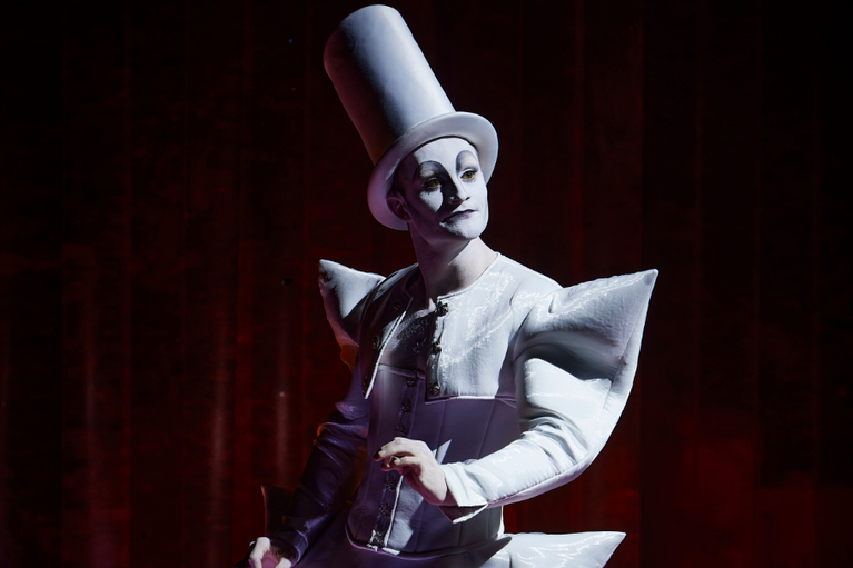 Nick Romeo Reimann als Weißclown in „Krankheit oder moderne Frauen".
