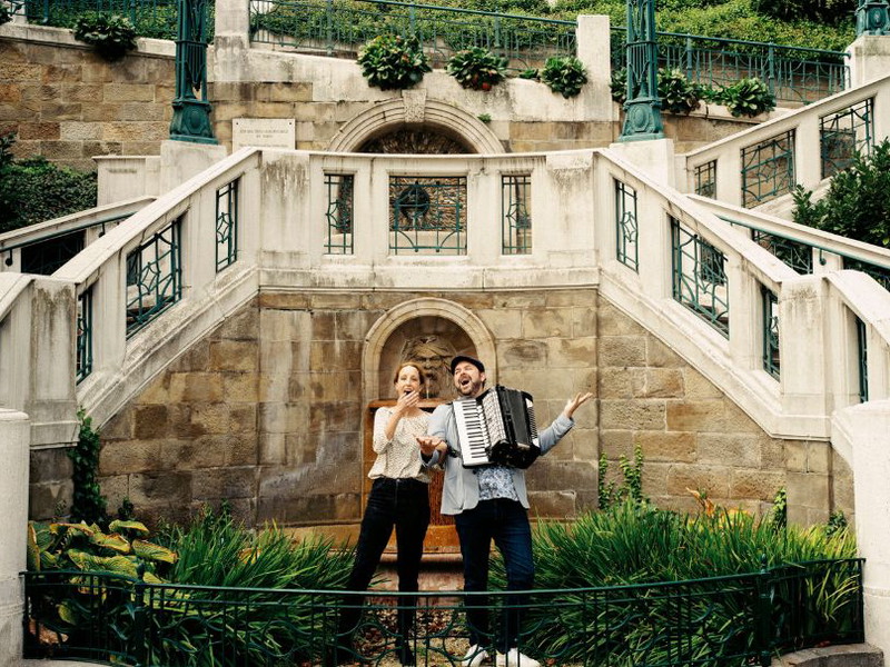 Die Strudlhofstiege. Die Treppe im neunten Bezirk in Wien wurde 1910 aus Mannersdorfer Kalkstein errichtet und gilt als eines der bedeutendsten Zeugnisse des Jugendstils. Weltberühmt wurde das Bauwerk durch den gleichnamigen Roman von Heimito von Doderer, erschienen 1951.