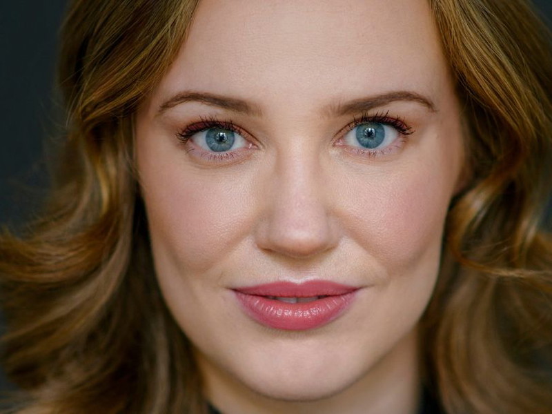 Giedrė Šlekytė wuchs in Litauen auf und studierte u. a. an der Universität für Musik und darstellende Kunst in Graz. Opernengagements führten sie an die Bayerische Staatsoper, die Oper Zürich oder die Staatsoper Berlin, 2022 dirigierte sie im Musiktheater an der Wien „Das schlaue Füchslein“. Sie arbeitet mit bedeutenden Orchestern wie den Münchner Philharmonikern und gab Ende Oktober mit „La Bohème“ ihr Debüt an der Wiener Staatsoper.