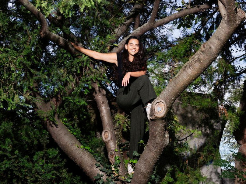 Spontane Baumerklimmung. Die Liebe zur Natur teilt Regisseurin Claudia Waldherr mit ihrer Protagonistin Heidi. Der Schweizergarten als Foto-Location ist demnach in mehrfacher Hinsicht authentisch.