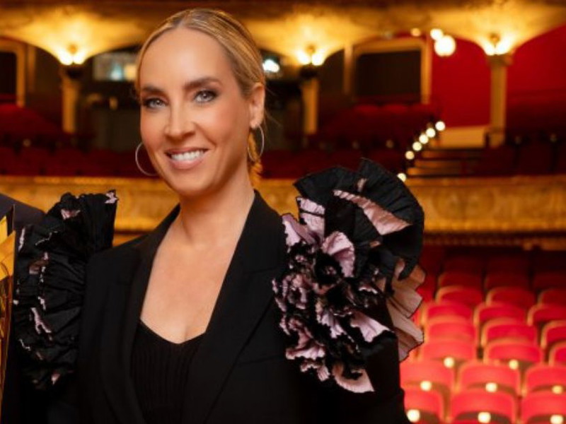 Nadja Bernhard ist in Kanada geboren, in der Steiermark aufgewachsen. Studierte in Wien und Rom. War ORF-Korrespondentin in Rom und Washington, berichtete aus Libyen und Tahiti, moderierte den „Kultur-Montag“ und seit 2012 die „ZiB 1“.