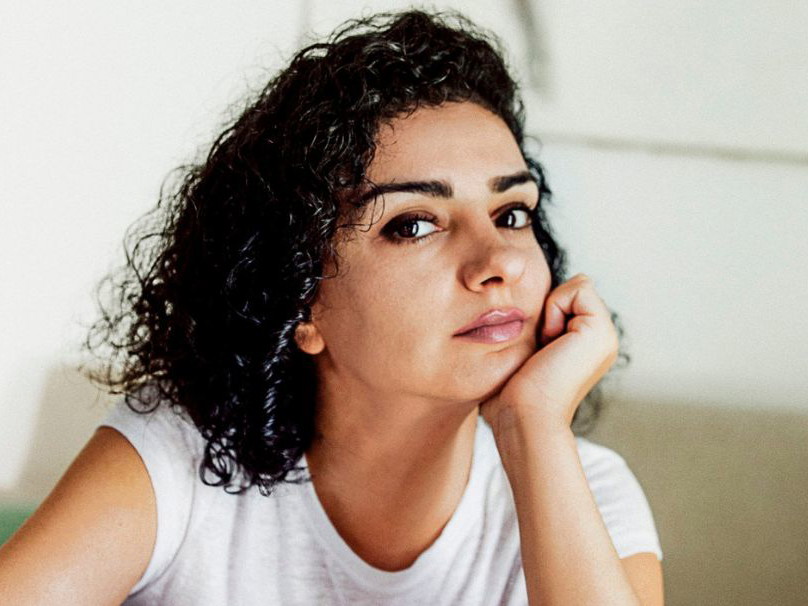 Ebru Tartıcı Borchers inszeniert. Die 1990 geborene Regisseurin hat schon an mehreren großen Häusern im deutschsprachigen Raum gearbeitet. „Kabale und Liebe“ bringt sie mit einem jungen Laienensemble auf die Bühne des Vestibül.