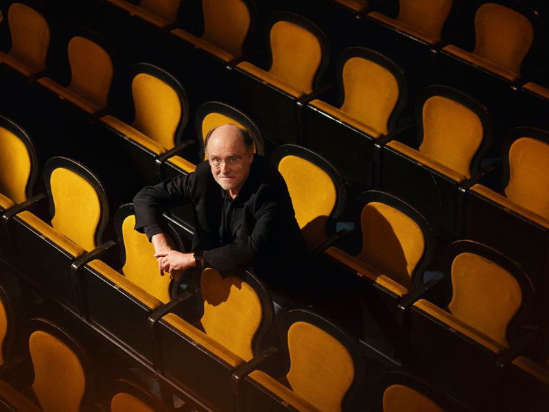 Im Zuschauerraum der Kammeroper. Walter Kobéra findet, dass der intime Rahmen des Hauses den klaustrophobischen Aspekt der Handlung noch zusätzlich unterstreicht.
