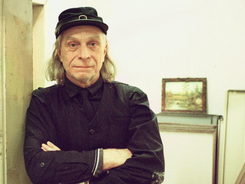 Uwe Schmieder wurde in der ehemaligen DDR geboren, erlernte zunächst den Beruf des Kraftfahrers und studierte dann Schauspiel in Leipzig. Bevor er 2011 festes Ensemblemitglied am Schauspiel Dortmund wurde, arbeitete er viele Jahre in der freien Szene. Seit der Spielzeit 2020/21 gehört Uwe Schmieder zum Ensemble des Wiener Volkstheaters.