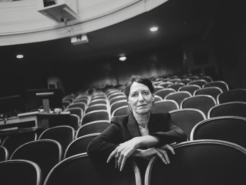 Marie Rötzer im Zuschauerraum des Landestheaters Niederösterreich in St. Pölten, das unter ihrer Leitung zu einer vielbeachteten Spielstätte im gesamten deutschsprachigen Raum wurde.
