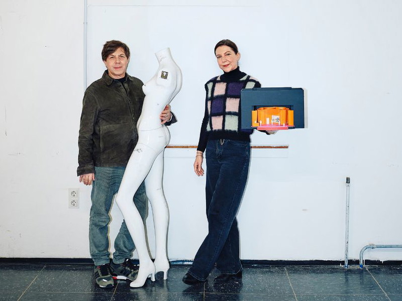 Andreas Auerbach (Kostümbild) und Patricia Talacko (Bühnenbild) haben beide Bühnen- und Kostümbild studiert und sind auch in beiden Bereichen tätig. Mit Regisseurin Claudia Bauer verbindet sie eine langjährige Arbeitsbeziehung. Für „humanistää!“ am Volkstheater wurden sie beide ausgezeichnet: Andreas Auerbach wurde zum Kostümbildner des Jahres 2022 und Patricia Talacko zur Bühnenbildnerin des Jahres 2022 gekürt.