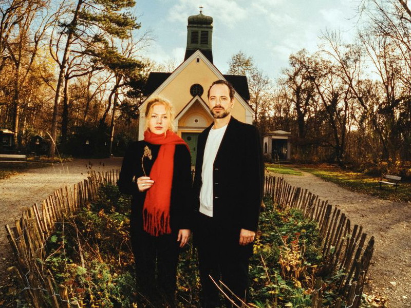 Land ist überall dort, wo man klein denkt. Juliette Larat und Alexander Absenger spielen die Hauptrollen im Stück. Wir haben die beiden im Wiener Prater bei der Kirche Maria Grün (Aspernallee) fotografiert.