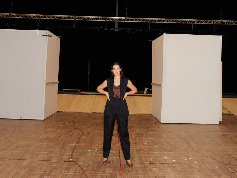 Federica Lombardi, 35, beim BÜHNE-Shooting in der Probebühne im Arsenal. Das zukünftige Bühnenbild ist nur angedeutet (hinten).