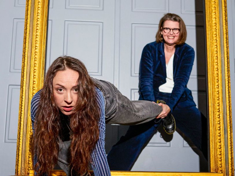 Vor den Spiegel oder hinter den Spiegel? Charlotte Zorell (Miranda) und Regisseurin Nicole Claudia Weber im Renaissancetheater in der Neubaugasse. Der Spiegel ist das Original aus „Miranda im Spiegelland“.