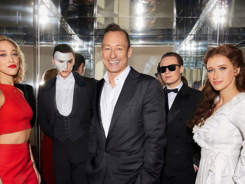 Katharina Gorgi (Isabella in "Rock me Amadeus"), Anton Zetterholm (Titelrolle in "Phantom der Oper"), Intendant Christian Struppeck, Moritz Mauser (Falco in "Rock me Amadeus") und Lisanne Veenemann (Christine in "Phantom der Oper").