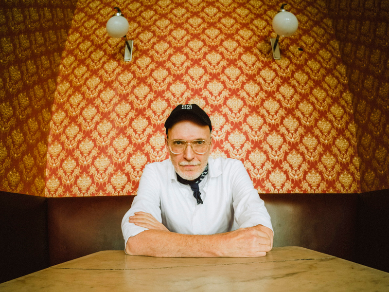 Christopher Wurmdobler, 59, macht Bücher und Theater und ist Teil des Ensembles von Nesterval. Davor war er lange Journalist (u.!a. „AZ“, „Falter“, „News“) und Teil des H.A.P.P.YKollektivs. Sein aktuelles Werk „Felix Austria“ hat er u.!a. in der Wienbibliothek im Rathaus geschrieben, „um das Buch nicht mit nach Hause zu nehmen“.