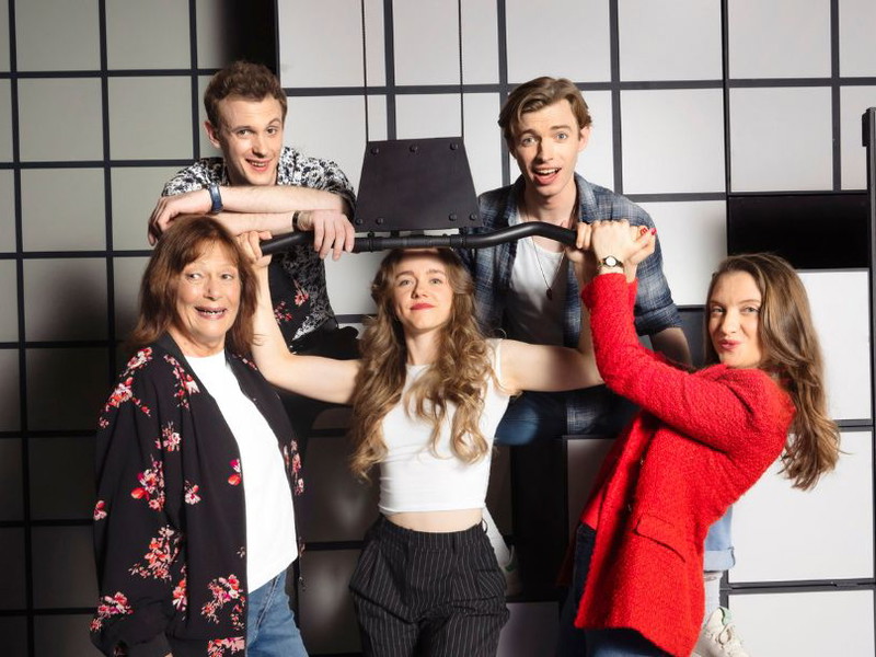 "Mitten im Gesicht" - ein Musical über Schönheitsideale - läuft noch bis 21. Juni im Theater der Jugend.