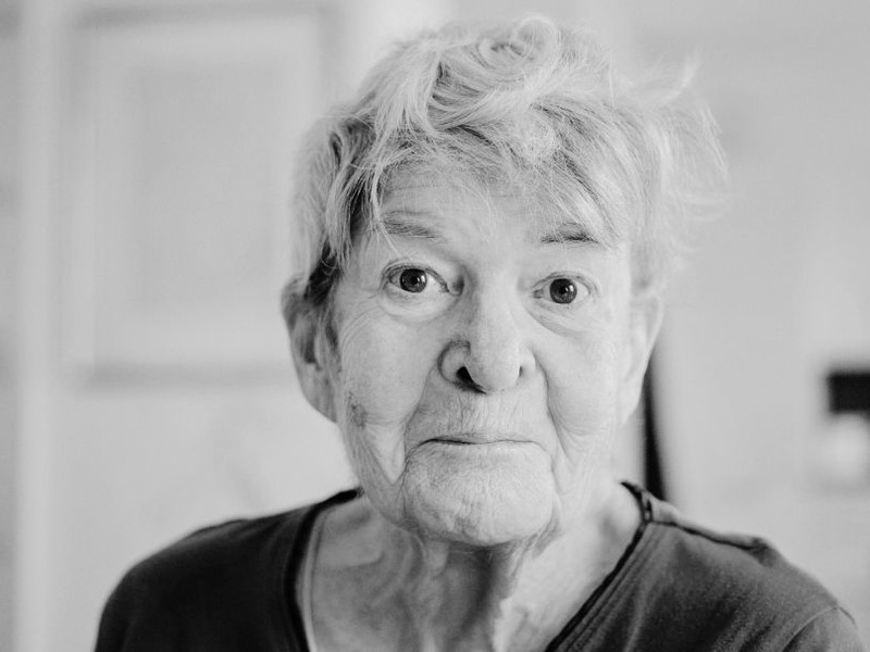 Elisabeth Orth 1936 in Wien geboren, absolvierte sie das Max Reinhardt Seminar. Nach ersten Engagements am Volkstheater und dem Münchner Residenztheater debütierte sie 1965 als Luise in „Kabale und Liebe“ am Wiener Burgtheater, dessen Ensemble sie seit 1969 angehört. 2014 wurde sie zur Doyenne ernannt. 1995 bis 1999 spielte sie an der Schaubühne am Lehniner Platz in Berlin, ab 1969 war sie regelmäßig bei den Salzburger Festspielen zu Gast. Ihr Repertoire umfasst ein enormes klassisches und modernes Spektrum. 2015 wurde sie für „die unverheiratete“ als beste Schauspielerin mit dem NESTROY ausgezeichnet. Sie fungierte viele Jahre als Präsidentin der Aktion gegen den Antisemitismus in Österreich. Elisabeth Orth starb am 17. Mai 2025.