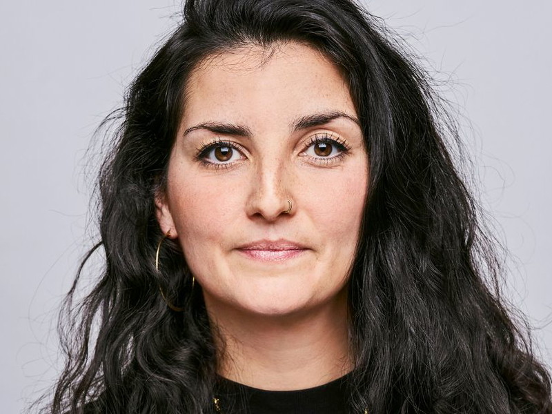 Saliha Shagasi, Regisseurin &amp; Theaterpädagogin,leitet gemeinsam mit Anna Manzano die Community-Abteilung der BURG. Ab 7. Februar 2026 ist ihr Stück „Klassenputtel“ im Vestibül zu sehen. Sie ist Mentorin im Rahmen der „Academy of Unlearning“.