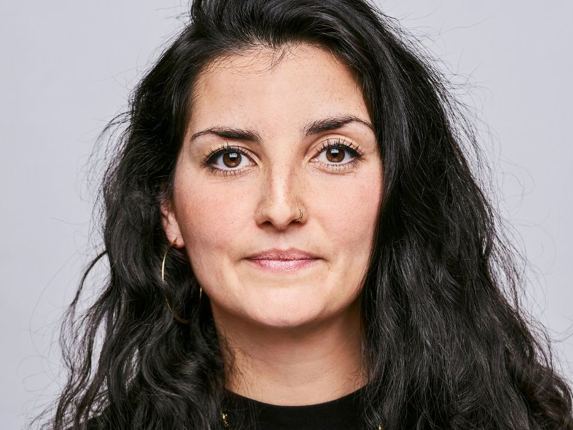 Saliha Shagasi, Regisseurin & Theaterpädagogin, leitet gemeinsam mit Anna Manzano die Community-Abteilung der BURG. Ab 7. Februar 2026 ist ihr Stück „Klassenputtel“ im Vestibül zu sehen. Sie ist Mentorin im Rahmen der „Academy of Unlearning“.