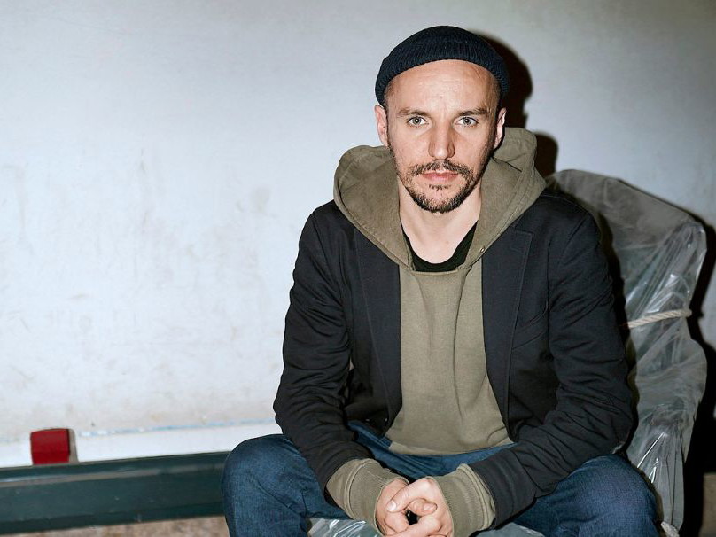 Roman Senkl ist Regisseur, Entwickler und Autor mit Schwerpunkt auf hybridem und digitalem Theater. Er studierte Regie an der Hochschule für Schauspielkunst Ernst Busch sowie Szenisches Schreiben an der UdK Berlin. Er arbei- tete u. a. als Dramaturg und Regisseur am Schauspiel Dortmund sowie an der Akademie für Theater und Digitalität. „Das Haus“ ist sein Burg-Debüt.