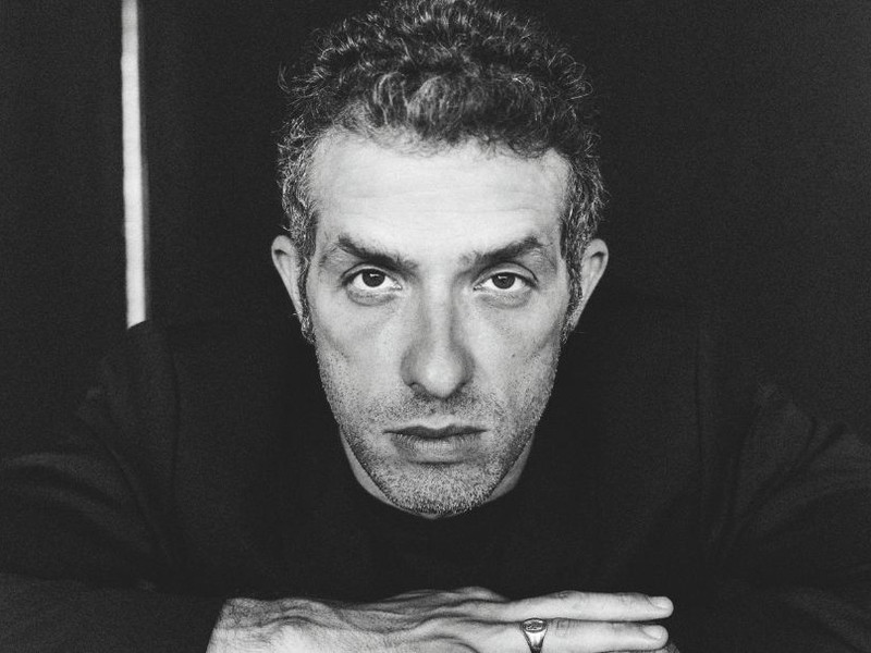 Omer Meir Wellber war bis Ende 2023 Musikdirektor der Volksoper, leitete viele Jahre das Teatro Massimo in Palermo musikalisch und übernimmt ab 2025 als Chefdirigent das Philharmonische Staatsorchester Hamburg. Er gilt als einer der führenden Dirigenten seiner Generation, arbeitet zudem erfolgreich als Komponist und veröffentlichte 2019 seinen Debütroman „Die vier Ohnmachten des Chaim Birkner“.