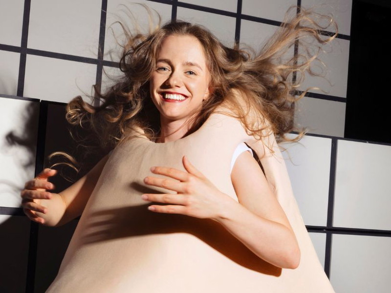 Lucia Miorin gilt als spannender neuer Stern am Musical- und Theaterhimmel. Spielte in „Spring Awakening“, in Korngolds „Stummer Serenade“, tourte als Bibi in „Bibi & Tina“ durch Deutschland und ist hier im Nasenkostüm zu sehen. Sie gibt auch Soloabende mit Chansons, Musicalliedern und Selbstkomponiertem. Demnächst in Berlin und Augsburg – bald in Wien.