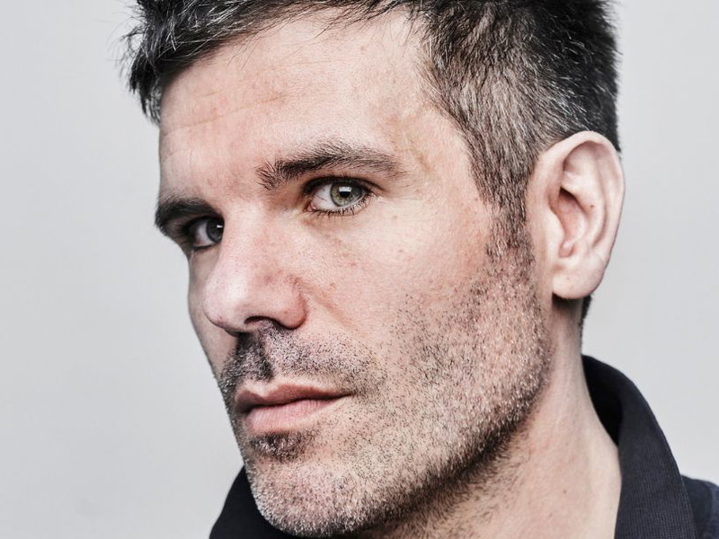 Thiemo Strutzenberger ist in Kirchdorf an der Krems aufgewachsen. Er hat in Hamburg, Zürich, Basel, am Münchner Residenztheater und am Schauspielhaus Wien gespielt. Er schrieb mehrere Stücke, war Hausautor in Basel und führte dort auch Regie. Er ist seit dieser Saison fix im Ensemble der Burg.