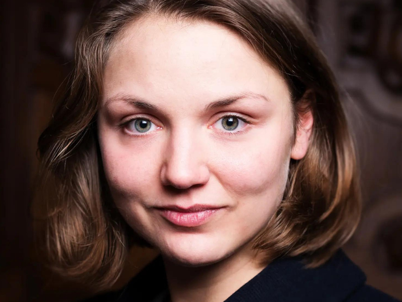 Anna Stiepani wurde 1989 in Passau geboren und absolvierte ihr Studium in Theater-, Film- und Medienwissenschaft an der Universität Wien. Sie arbeitete als Regieassistentin am Salzburger Landestheater sowie vor allem am Wiener Burgtheater und bei den Salzburger Festspielen. 2019 inszenierte sie die österreichische Erstaufführung von Beben von Maria Milisavljevic im Vestibül des Wiener Burgtheaters, dann u.a. am Schauspielhaus Bochum und am Staatstheater Nürnberg.