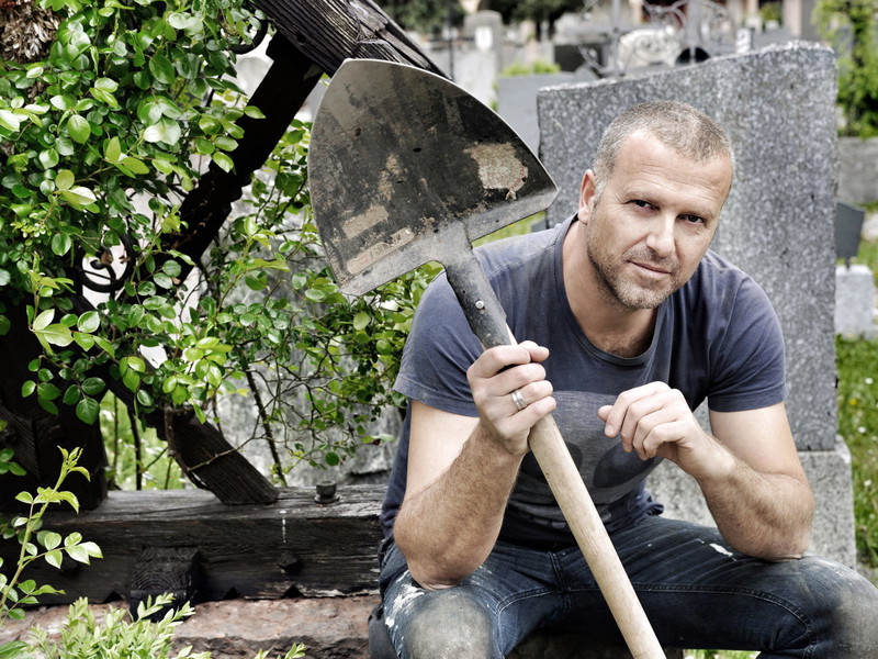Faible für Friedhöfe.
Wo auch immer er hinkommt, schaut sich Bernhard Aichner den Friedhof an. „Ich mag die Stille und inspiziere gerne Grabsteine. Alle, die da liegen, erzählen Geschichten. Oft stammen auch die Namen meiner Helden von Grabsteinen.“
