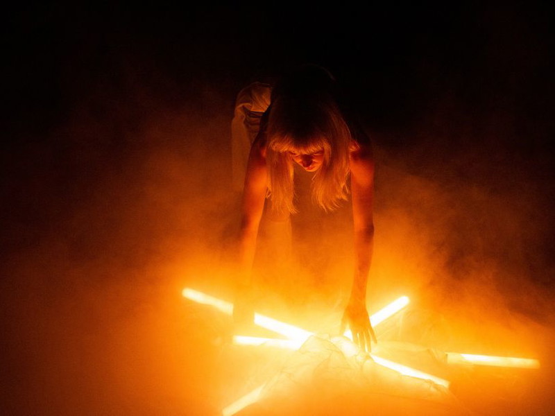 „Medium“ ist eine Geisterperformance. In einer Choreografie von Ingri Fiksdal tanzt die Performerin Núria Guiu zur Musik von Stephen O’Malley / SUNN O))). 